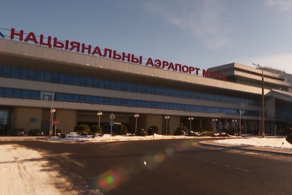 v-natsionalnom-aeroportu-minsk-samolyot-vykatilsya-za-predely-vzlyotnoy-polosy