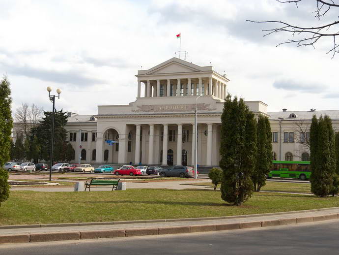 Гуляли на летном поле и валялись в пахучем клевере!" В аэропорт "Минск-1" больше
