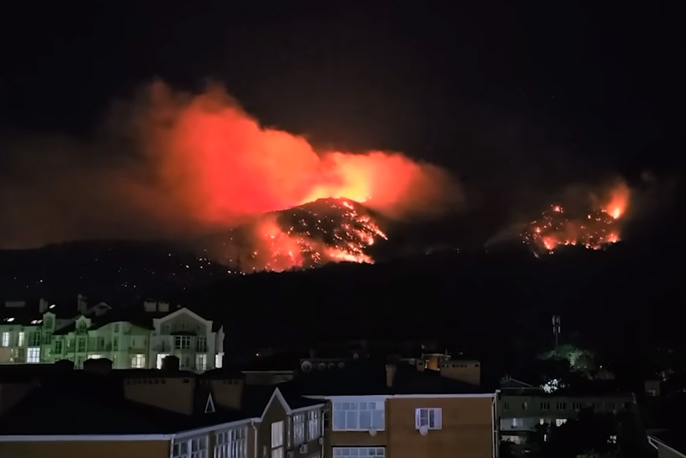 Крупный лесной пожар в Геленджике