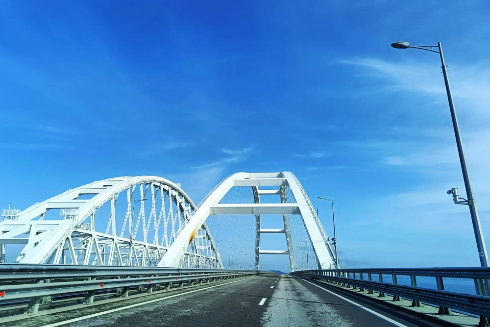 Запущено движение автомобилей по Крымскому мосту