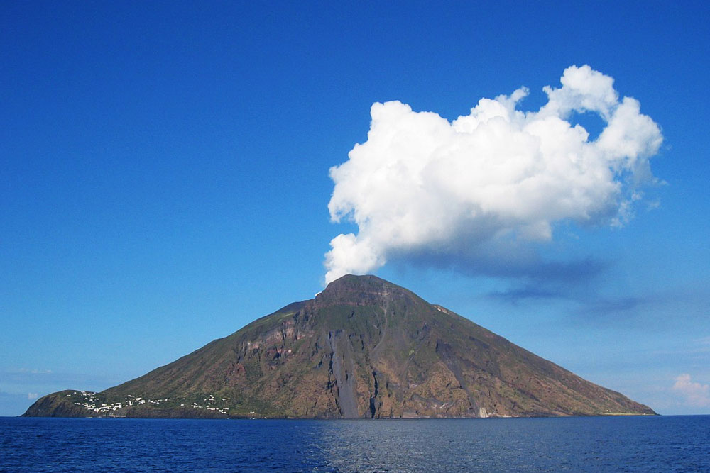 na-italyanskom-ostrove-proizoshlo-izverzhenie-vulkana