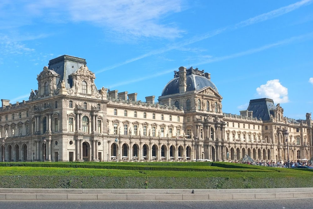 Лувр ограбили, он закрылся Лувр