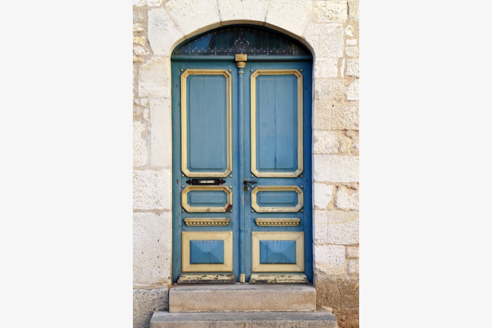 Красивые входные двери в Шабли