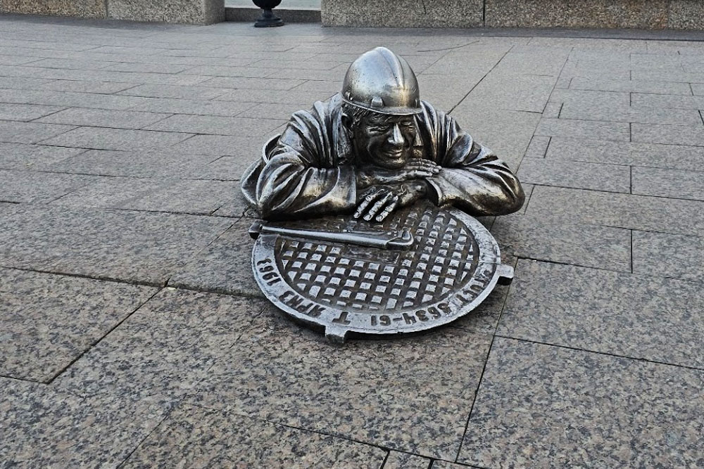 Памятник слесарю Степанычу