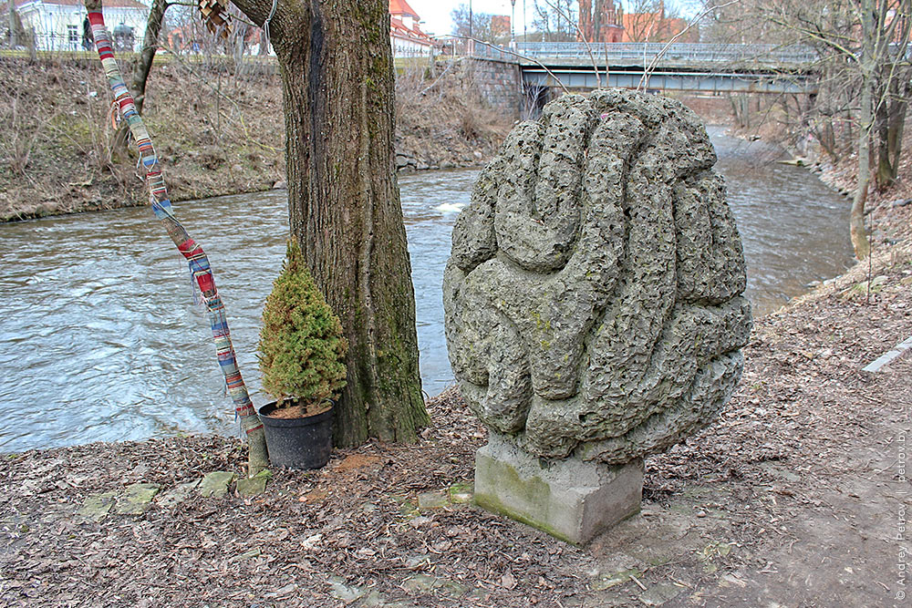 Памятник мозгу из камня