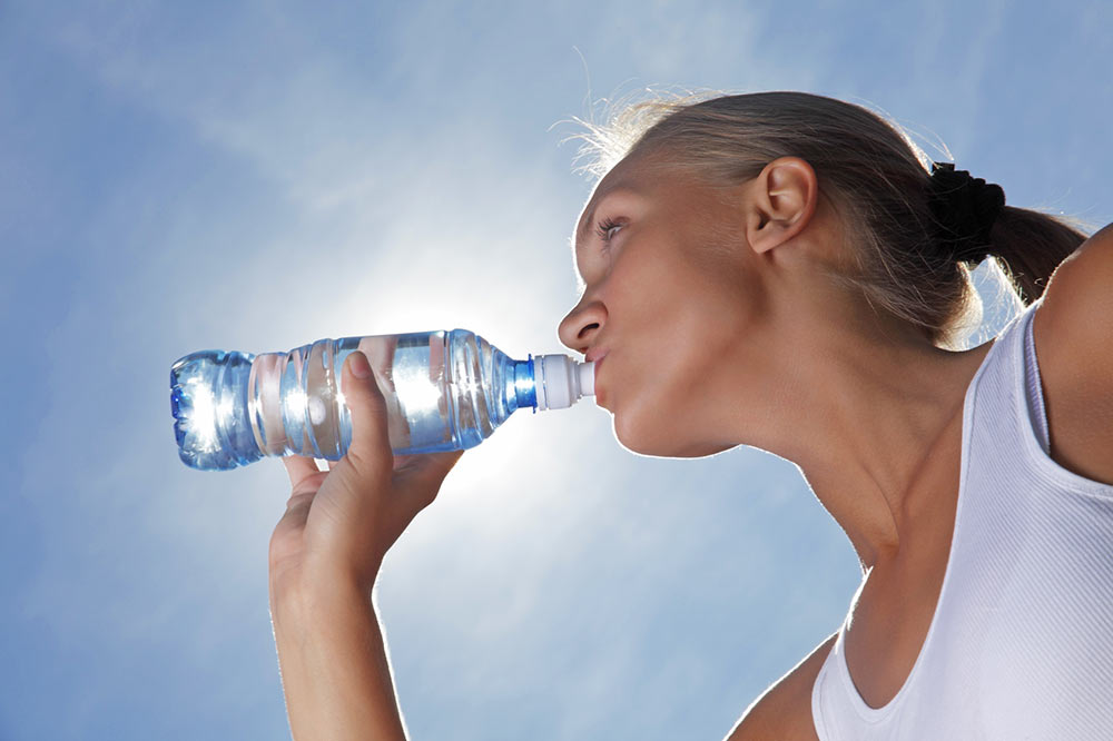 В жару пейте больше обычной воды без газов